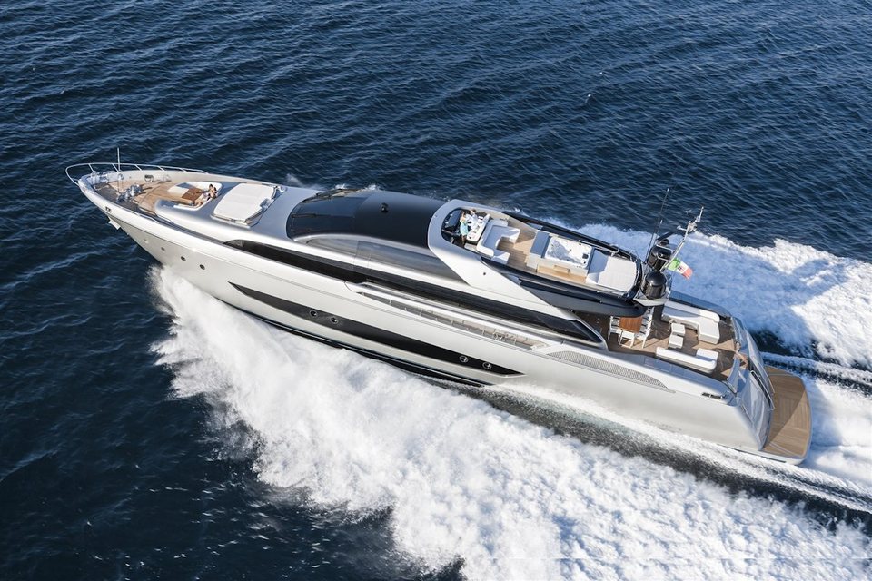 360 VR Virtual Tours of the Riva 122 Mythos