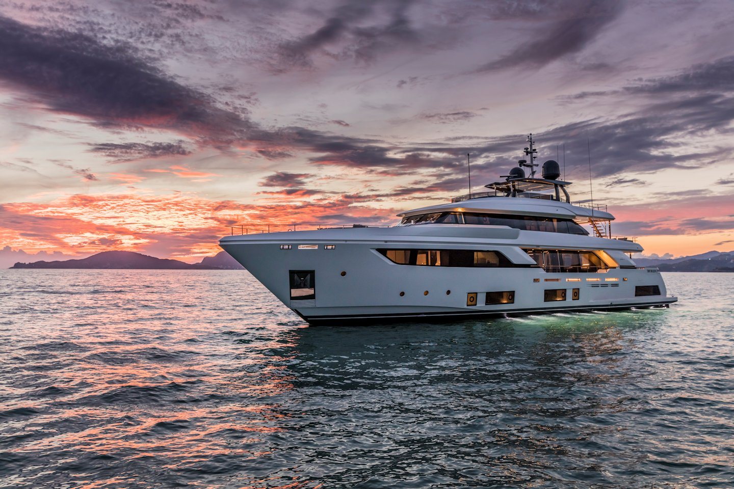 360 VR Virtual Tours of the Custom Line Navetta 37