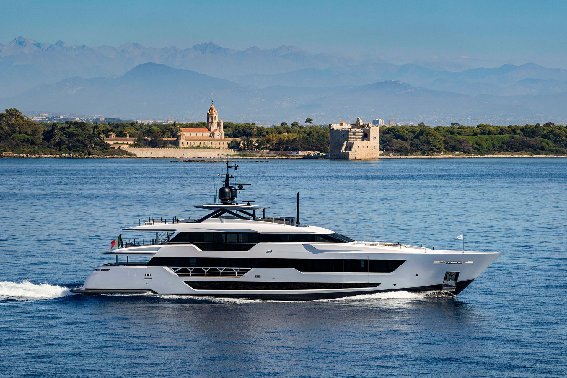 360 VR Virtual Tours of the Custom Line 140'