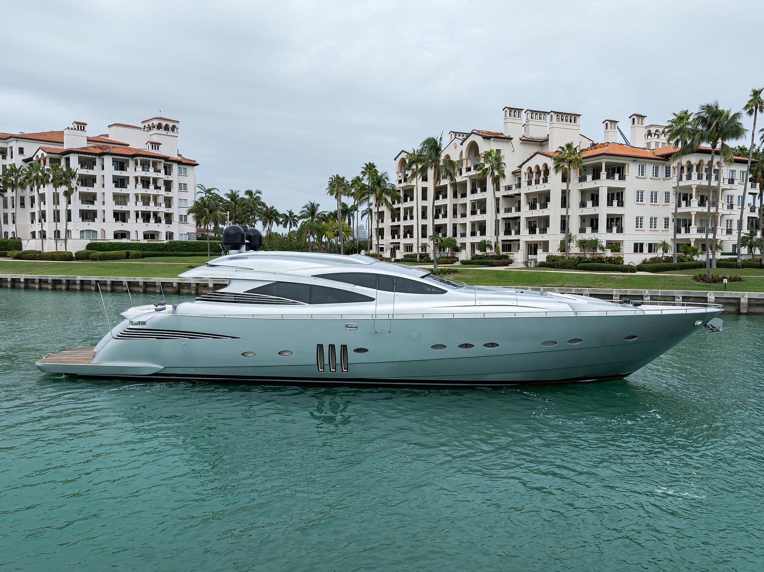 360 VR Virtual Tours of the 2009 Pershing 90' Express 