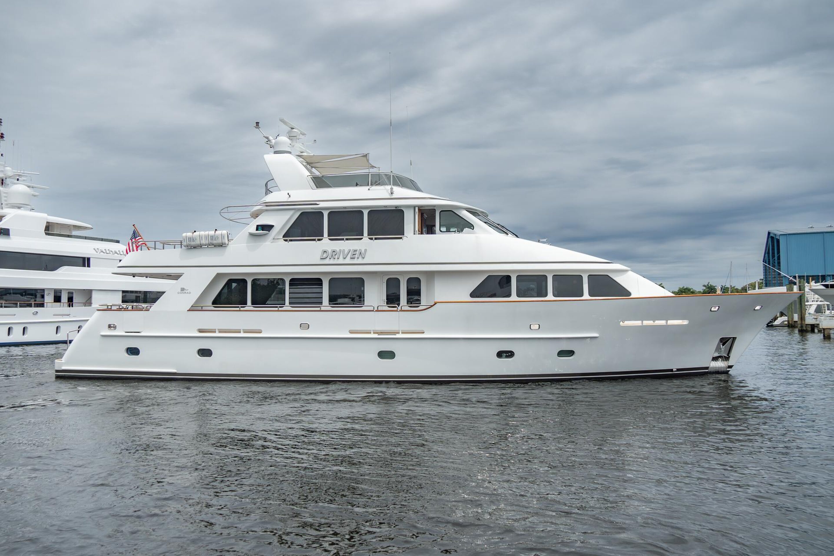360 VR Virtual Tours of the 2005 Conrad 88' Motor Yacht 
