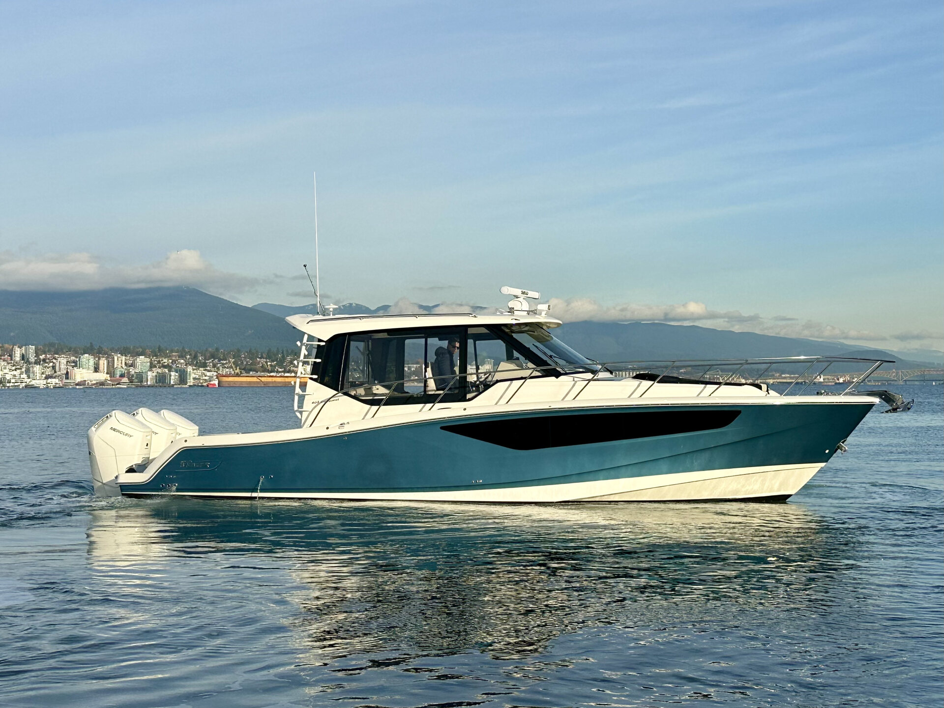 360 VR Virtual Tours of the 2024 Boston Whaler 405 Conquest Pilothouse