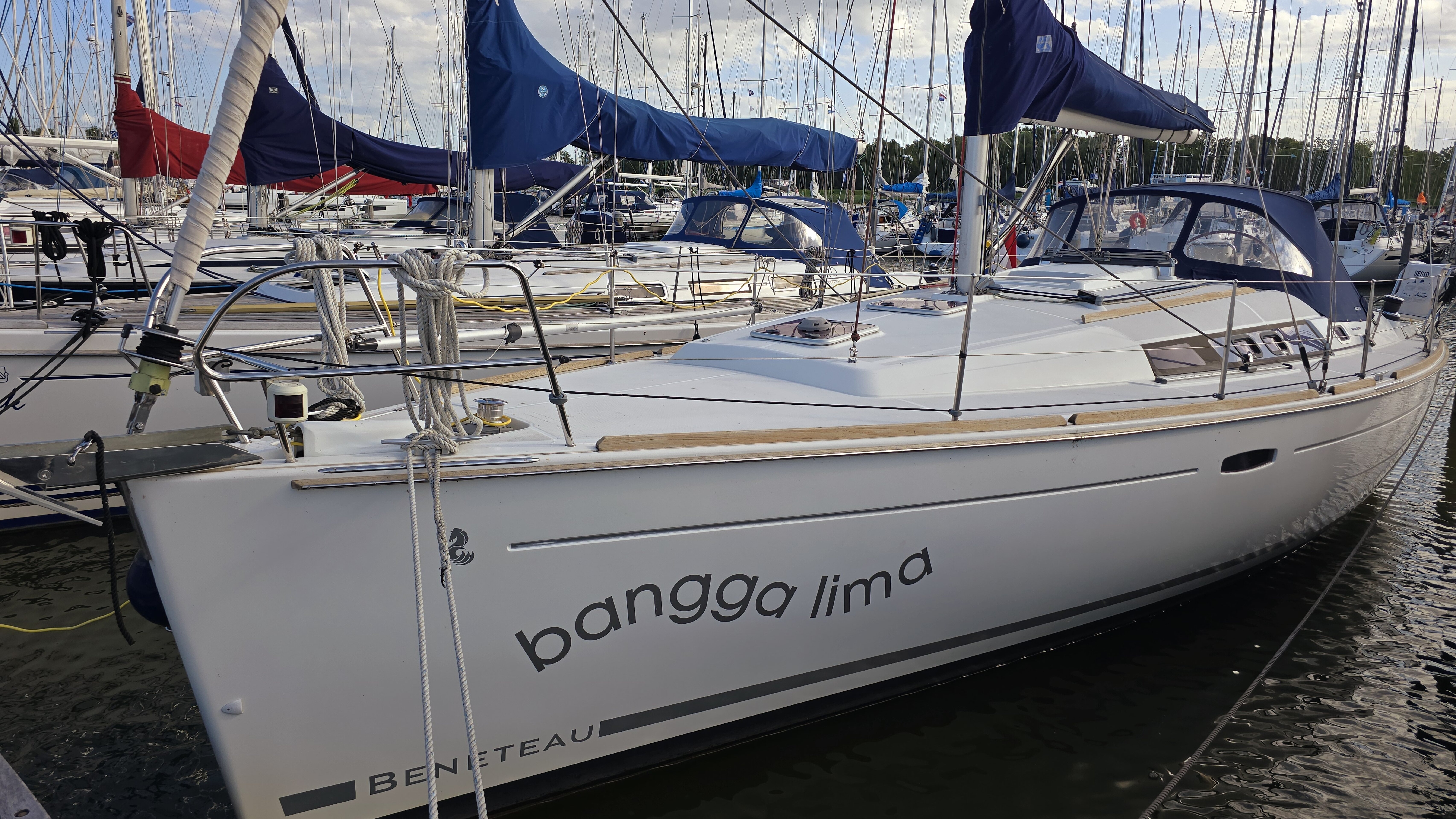 360 VR Virtual Tours of the Beneteau Oceanis 37