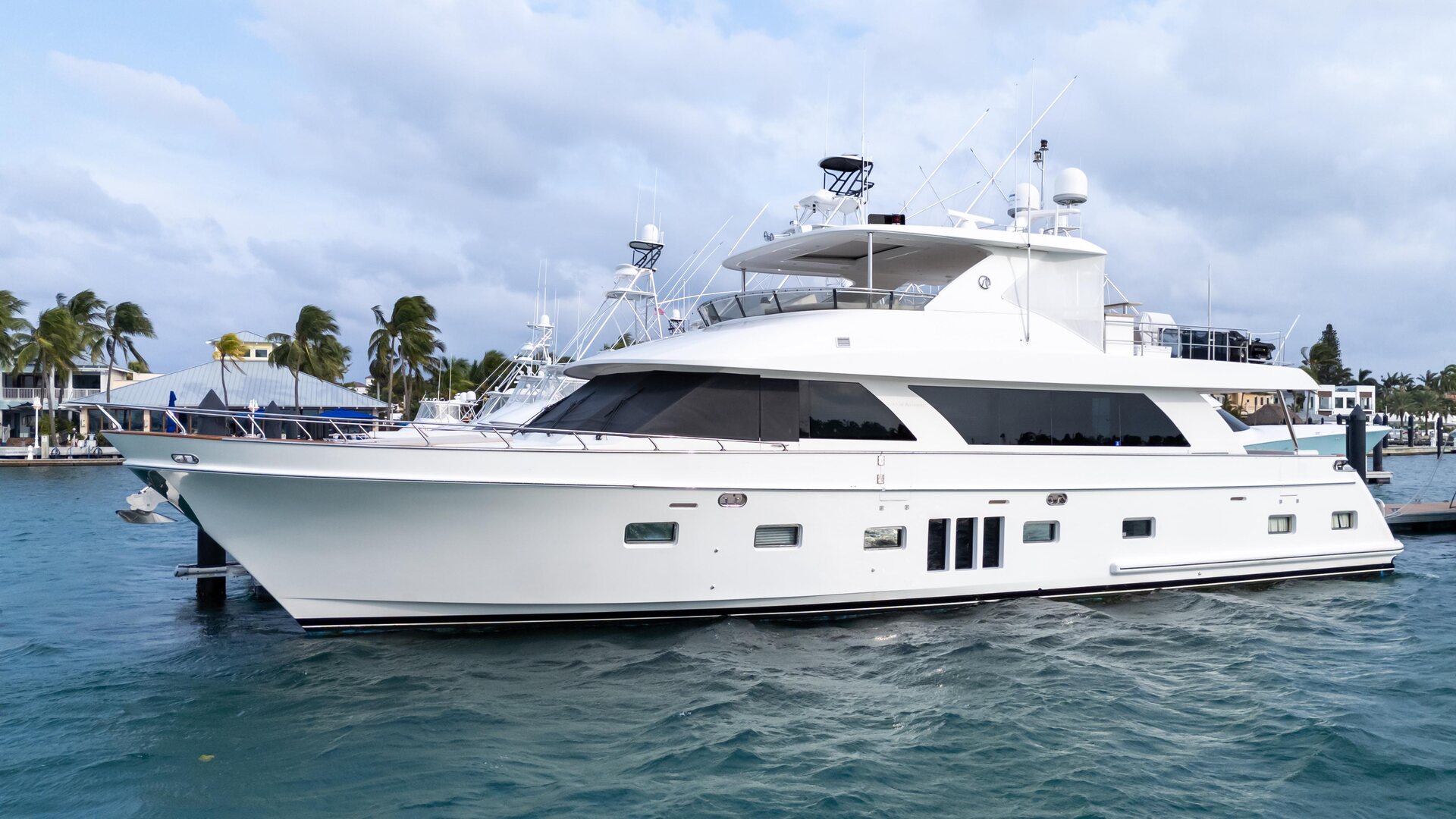 360 VR Virtual Tours of the 2010 Ocean Alexander 83E 