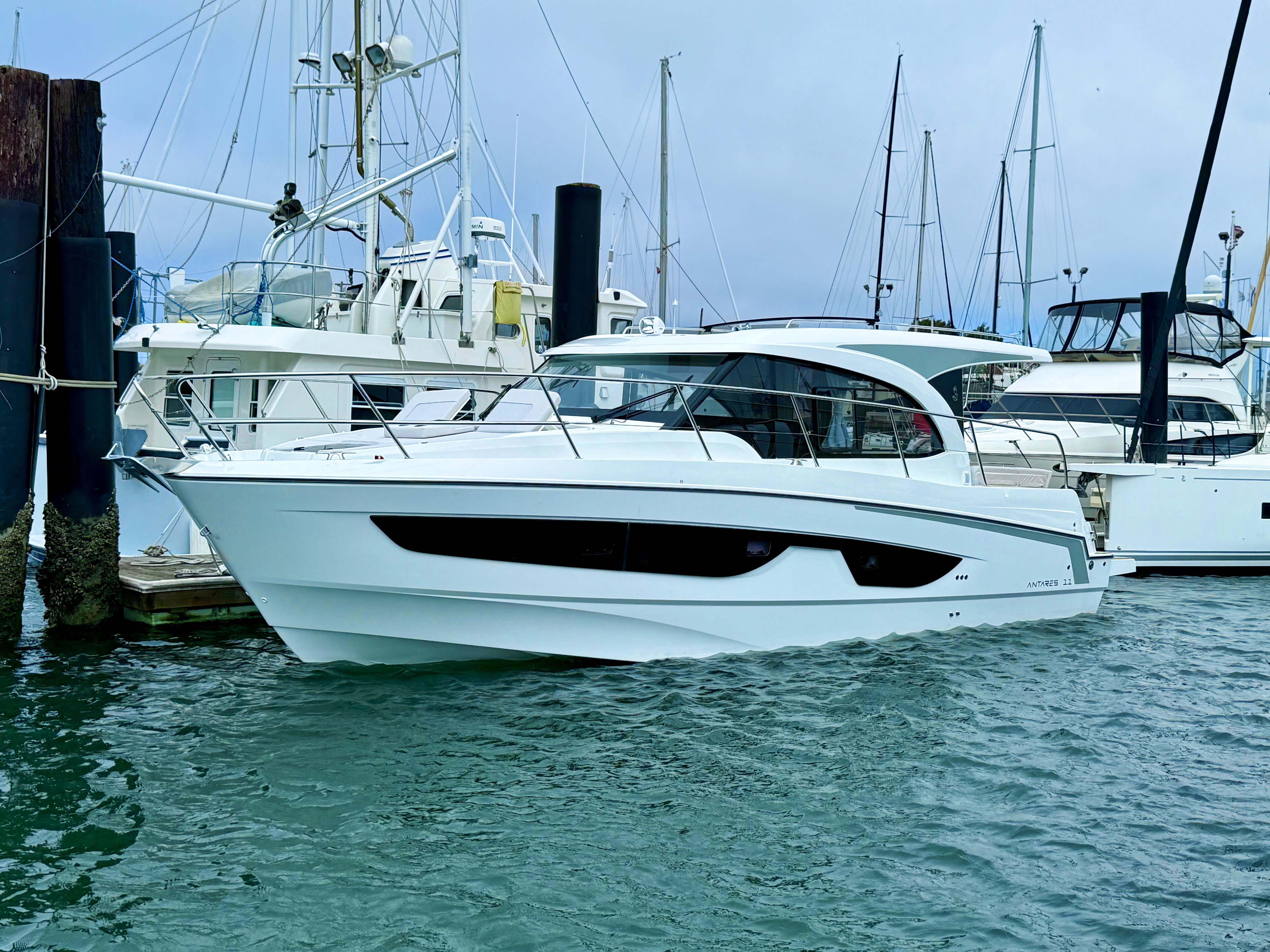 360 VR Virtual Tours of the 2026 Beneteau Antares 11 Coupe
